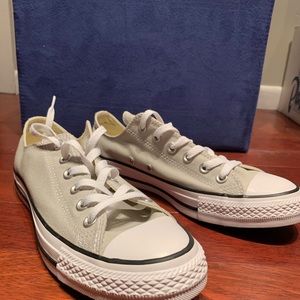 New converse, women’s size 9, men’s size 7